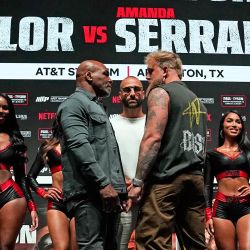 El boxeador estadounidense Mike Tyson y el boxeador y actor estadounidense Jake Paul se enfrentan durante una conferencia de prensa antes de su pelea de peso pesado en The Pavilion en Toyota Music Factory en Irving, Texas. | Foto:TIMOTHY A. CLARY / AFP