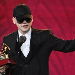 El productor y compositor argentino Bizarrap recibe el premio a la Mejor Interpretación de Música Electrónica Latina por "Bzrp Music Sessions, Vol. 53 (Tiësto Remix)" durante la ceremonia de estreno de la 25.a Entrega Anual de los Premios Grammy Latinos en el Miami Beach Convention Center en Miami Beach, Florida. | Foto:Chandan Khanna / AFP
