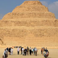 Imagen de turistas visitando el complejo de la Pirámide Escalonada, en la necrópolis de Saqqara, en el sur de El Cairo, Egipto. La Pirámide Escalonada, Patrimonio de la Humanidad por la UNESCO, fue diseñada y construida por el arquitecto Imhotep en el siglo 27 a. C. durante la Tercera Dinastía para albergar la momia del faraón Zoser. | Foto:Xinhua/Sui Xiankai