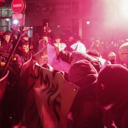 Manifestantes se enfrentan a gendarmes franceses durante una manifestación organizada por los partidos políticos contra la gala "Israel es para siempre" organizada por figuras de la extrema derecha franco-israelí, en París, en vísperas del partido de fútbol de la UEFA Nations League 2025 entre Francia e Israel. | Foto:DIMITAR DILKOFF / AFP