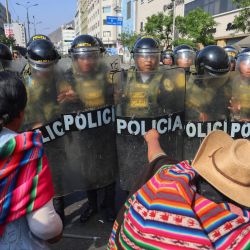 Manifestantes se enfrentan a la policía antidisturbios durante una protesta contra la Cumbre de Cooperación Económica Asia-Pacífico (APEC) en Lima, Perú. | Foto:HUGO CUROTTO / AFP