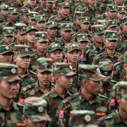 Esta foto muestra a miembros del Ejército de Liberación Nacional Ta'ang (TNLA) recibiendo equipamiento militar en una ceremonia de graduación después de recibir entrenamiento de combate especial durante tres meses en una jungla secreta cerca de Namhkam, en el estado de Shan, en el norte de Myanmar. | Foto:AFP