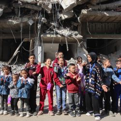 Niños palestinos participan en una actividad recreativa frente a las ruinas de un edificio que fue bombardeado previamente por Israel, en la ciudad de Gaza, en medio de la guerra en curso entre Israel y el grupo militante palestino Hamás. Gaza se encuentra sumida en una terrible crisis humanitaria desde el estallido de la guerra tras el ataque sin precedentes de Hamás contra Israel el 7 de octubre de 2023. | Foto:OMAR AL-QATTAA / AFP