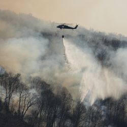 Un helicóptero arroja agua sobre un incendio forestal en Greenwood Lake, Nueva York. Cientos de incendios forestales se han desatado en Nueva Jersey y Connecticut en las últimas semanas en medio de un otoño inusualmente cálido y seco. | Foto:BRYAN R. SMITH / AFP