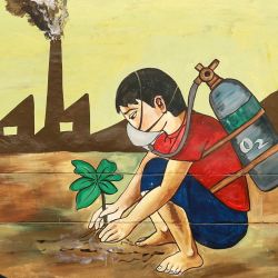 Una mujer pasa junto a un mural pintado para crear conciencia sobre el problema de la contaminación del aire en Varanasi, India. | Foto:NIHARIKA KULKARNI / AFP