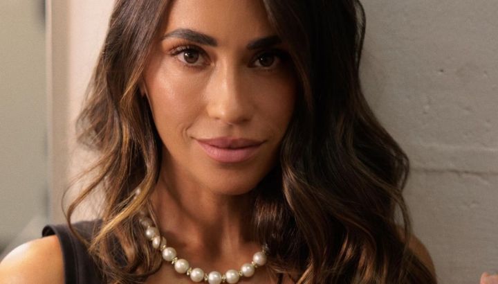 Antonela Roccuzzo da clases de estilo con un look monocromático y elegante