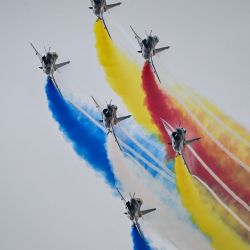 El equipo acrobático Bayi de la Fuerza Aérea del Ejército Popular de Liberación (EPL) se presenta durante la 15ª Exposición Internacional de Aviación y Aeroespacial de China en Zhuhai, en la provincia de Guangdong, en el sur de China. | Foto:Hector Retamal / AFP