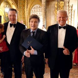Esta fotografía al ministro de Relaciones Exteriores argentino, Gerardo Werthein, al director ejecutivo de Tesla y SpaceX, Elon Musk, al presidente de Argentina, Javier Milei, al presidente electo de Estados Unidos, Donald Trump, y a la secretaria general de la Presidencia de Argentina, Karina Milei, posando para una fotografía en Mar-a-Lago en Palm Beach, Florida. | Foto:Handout / Presidencia argentina / AFP
