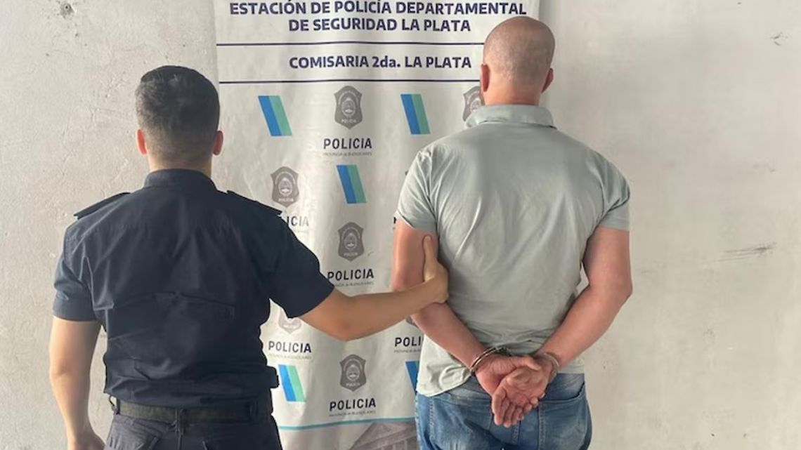 Buenos Aires Province Police arrested Joelton Gusmão de Oliveira in La Plata. He is charged in Brazil with ‘violent abolition of the democratic rule of law’ and other crimes in the context of the riots of January 2, 2023, in Brasília.