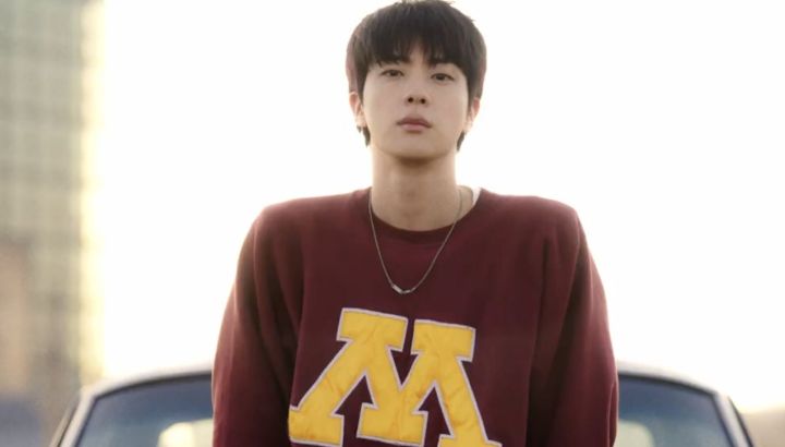 Jin, de BTS, lanzó su álbum debut como solista, "HAPPY", y el video de "Running Wild"