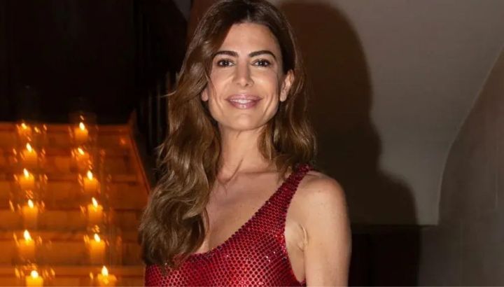 Juliana Awada sorprende con un vestido de la tendencia que Pampita puso de moda: transparencias en rojo y sensualidad a flor de piel