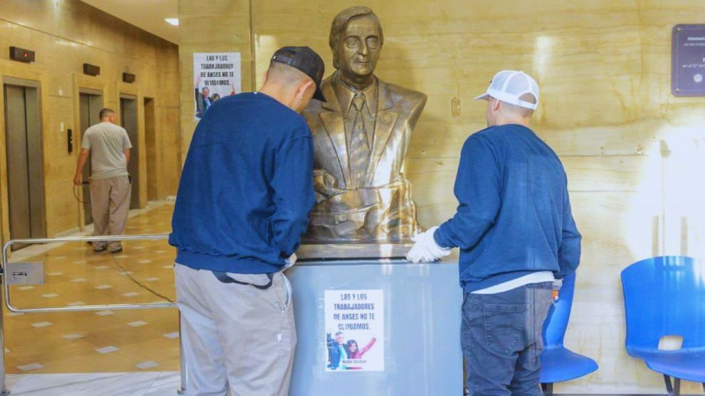 Retiran busto de Néstor Kirchner de la sede principal de ANSES PRINCIPAL