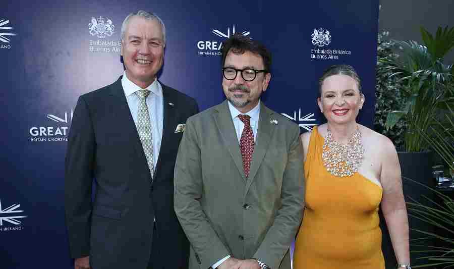 Peter y Kirsty Hayes, embajadora británica en Argentina, y su par italiano Fabrizio Lucentini.