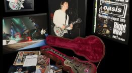 La guitarra Silver Sparkle Gibson Les Paul Florentine, que Noel Gallagher usó en Oasis en los 90, se vendió en 286 mil dólares.