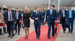 El presidente Emmanuel Macron, a su llegada al país. Lo recibió el embajador argentino en Francia, Ian Sielecki.