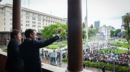 Macron y Milei, saludando desde el balcón de Casa Rosada.