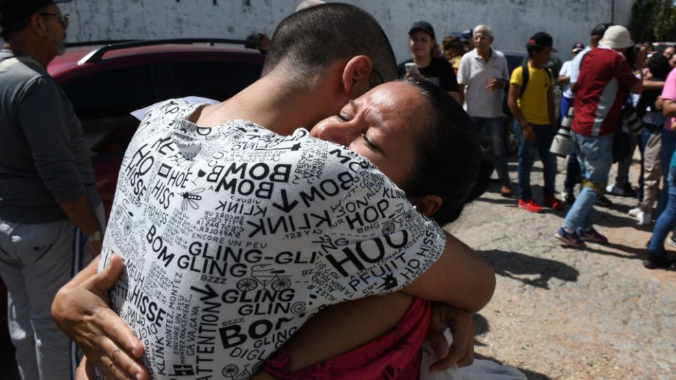 En Venezuela el régimen de Maduro liberó a 225 de los miles de presos políticos que mantiene por las protestas contra el fraude electoral.