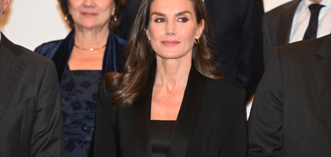 La Reina Letizia en los Premios Francisco Cerecedo: el empoderamiento del smoking femenino