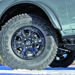 El Bronco V6 Wildtrak está preparado para el off-road más extremo: cuenta con un sistema inteligente de tracción con cuatro modos disponibles: 4x2, 4x4 automática, 4x4 alta y 4x4 baja, que reduce la relación de transmisión casi 3 a 1. 