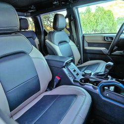 El Bronco V6 Wildtrak está preparado para el off-road más extremo: cuenta con un sistema inteligente de tracción con cuatro modos disponibles: 4x2, 4x4 automática, 4x4 alta y 4x4 baja, que reduce la relación de transmisión casi 3 a 1. 