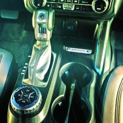 El Bronco V6 Wildtrak está preparado para el off-road más extremo: cuenta con un sistema inteligente de tracción con cuatro modos disponibles: 4x2, 4x4 automática, 4x4 alta y 4x4 baja, que reduce la relación de transmisión casi 3 a 1. 