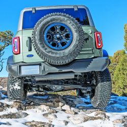 El Bronco V6 Wildtrak está preparado para el off-road más extremo: cuenta con un sistema inteligente de tracción con cuatro modos disponibles: 4x2, 4x4 automática, 4x4 alta y 4x4 baja, que reduce la relación de transmisión casi 3 a 1. 