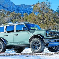 El Bronco V6 Wildtrak está preparado para el off-road más extremo: cuenta con un sistema inteligente de tracción con cuatro modos disponibles: 4x2, 4x4 automática, 4x4 alta y 4x4 baja, que reduce la relación de transmisión casi 3 a 1. 