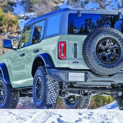El Bronco V6 Wildtrak está preparado para el off-road más extremo: cuenta con un sistema inteligente de tracción con cuatro modos disponibles: 4x2, 4x4 automática, 4x4 alta y 4x4 baja, que reduce la relación de transmisión casi 3 a 1. 