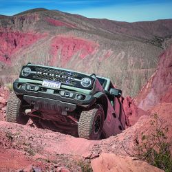 El Bronco V6 Wildtrak está preparado para el off-road más extremo: cuenta con un sistema inteligente de tracción con cuatro modos disponibles: 4x2, 4x4 automática, 4x4 alta y 4x4 baja, que reduce la relación de transmisión casi 3 a 1. 