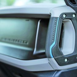 El Bronco V6 Wildtrak está preparado para el off-road más extremo: cuenta con un sistema inteligente de tracción con cuatro modos disponibles: 4x2, 4x4 automática, 4x4 alta y 4x4 baja, que reduce la relación de transmisión casi 3 a 1. 