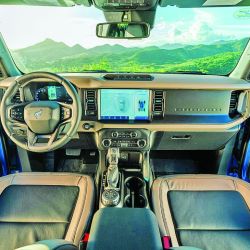 El Bronco V6 Wildtrak está preparado para el off-road más extremo: cuenta con un sistema inteligente de tracción con cuatro modos disponibles: 4x2, 4x4 automática, 4x4 alta y 4x4 baja, que reduce la relación de transmisión casi 3 a 1. 