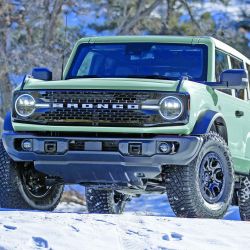El Bronco V6 Wildtrak está preparado para el off-road más extremo: cuenta con un sistema inteligente de tracción con cuatro modos disponibles: 4x2, 4x4 automática, 4x4 alta y 4x4 baja, que reduce la relación de transmisión casi 3 a 1. 