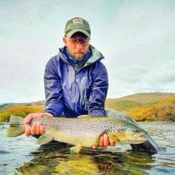 Las aperturas de temporada suelen ser con aguas altas y frías, por lo que la pesca con estrímeres se impone, pero no hay que dejar  de intentar con ninfas (foto arriba) y secas  en zonas de juncos.