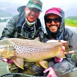 Las aperturas de temporada suelen ser con aguas altas y frías, por lo que la pesca con estrímeres se impone, pero no hay que dejar  de intentar con ninfas (foto arriba) y secas  en zonas de juncos.