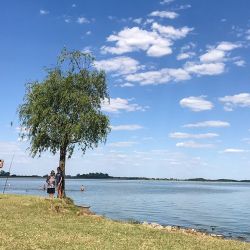 Los cursos de agua adyacentes también están con el nivel acorde como para que la naturaleza vaya recomponiendo el desastre que hace menos de un año parecía imposible, como el arroyo Las Garzas, El Quemado, el Salado, entre otros.