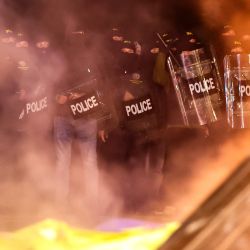 Agentes de las fuerzas de seguridad georgianas dispersan a los manifestantes que protestan por los resultados de las elecciones parlamentarias del mes pasado y desalojan su campamento de tiendas de campaña en Tbilisi. | Foto:GIORGI ARJEVANIDZE / AFP