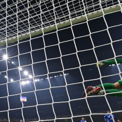 El arquero italiano Guglielmo Vicario concede el segundo gol de su equipo después de un tiro libre durante el partido de fútbol del grupo A2 de la Liga de Naciones entre Italia y Francia en el estadio San Siro de Milán. | Foto:ALBERTO PIZZOLI / AFP
