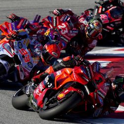 El piloto italiano de Ducati Francesco Bagnaia (derecha), seguido por el piloto español de Ducati Marc Márquez y el piloto español de Ducati Jorge Martín (izquierda) compiten durante el Gran Premio Solidario de Barcelona de MotoGP en el Circuit de Catalunya en Montmeló, en las afueras de Barcelona. | Foto:Manaure Quintero / AFP