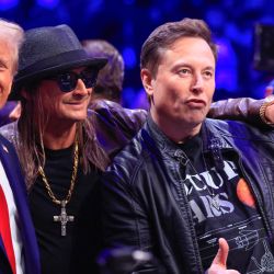 El presidente electo de Estados Unidos, Donald Trump, el cantante Kid Rock y el director ejecutivo de Tesla y SpaceX, Elon Musk, posan para una foto mientras asisten a la UFC 309 en el Madison Square Garden de Nueva York. | Foto:KENA BETANCUR / AFP