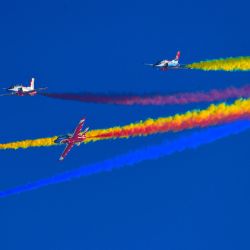 Imagen de aviones del Equipo Acrobático Halcón Rojo de China realizando un entrenamiento de adaptación, en Zhuhai, en la provincia de Guangdong, en el sur de China. | Foto:Xinhua/Xu Yang