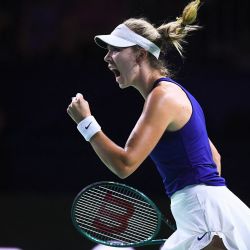 Katie Boulter, del equipo de Gran Bretaña, reacciona después de ganar un punto contra Rebecca Sramkova, del equipo de Eslovaquia, durante su partido de tenis de semifinales en las finales de la Copa Billie Jean King en el Palacio de Deportes José María Martín Carpena en Málaga, sur de España. | Foto:JORGE GUERRERO / AFP