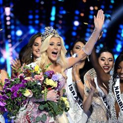 La recién coronada Miss Universo 2024, Victoria Kjaer Theilvig de Dinamarca, reacciona mientras celebra entre las demás participantes después de ganar la 73ª edición del certamen Miss Universo en la Ciudad de México. | Foto:CARL DE SOUZA / AFP