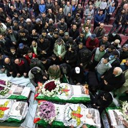 Los dolientes rezan ante los cuerpos de los miembros del Movimiento de la Yihad Islámica Palestina que murieron en un ataque aéreo israelí días antes, durante su procesión fúnebre en la mezquita Al-Bashir en el campamento palestino de Yarmuk en la capital siria, Damasco. | Foto:LOUAI BESHARA / AFP