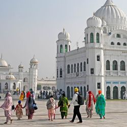 Los peregrinos sikh llegan al Gurdwara Darbar Sahib para presentar sus respetos durante las celebraciones por el aniversario del nacimiento de Guru Nanak, fundador del sijismo, en Kartarpur, cerca de la frontera entre India y Pakistán. | Foto:AAMIR QURESHI / AFP