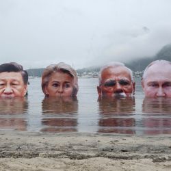 Los retratos gigantes del presidente estadounidense Joe Biden, el presidente chino Xi Jinping, la presidenta de la Comisión Europea Ursula von der Leyen, el primer ministro indio Narendra Modi, el presidente ruso Vladimir Putin y el primer ministro japonés Shigeru Ishiba son sumergidos por indígenas para protestar por la falta de liderazgo entre las naciones más ricas del mundo para abordar la crisis climática y de biodiversidad en Río de Janeiro, Brasil, durante la Cumbre del G20. | Foto:PABLO PORCIUNCULA / AFP