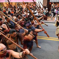 Miembros de la comunidad maorí marchan en una manifestación de protesta para criticar al gobierno por sus políticas que afectan a la población indígena maorí en Wellington. | Foto:Sanka Vidanagama / AFP