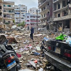 Un hombre camina entre la destrucción en el barrio de Haret Hreik, en el sur de Beirut, un día después de que un ataque aéreo israelí tuviera como objetivo el lugar, mientras continúa la guerra entre Israel y el grupo Hezbolá del Líbano. | Foto:AFP