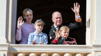 Charlene de Mónaco y su hija, la princesa Gabriella, matchearon con un look luciendo la prenda tendencia de la temporada