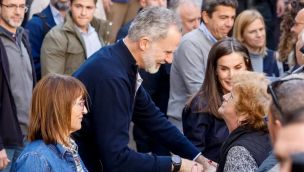 En la primera visita los habían agredido: qué pasó con los reyes de España en su regreso a las zonas que se inundaron