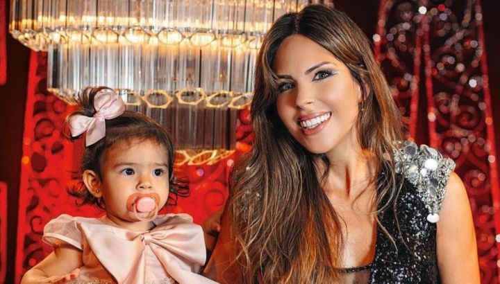 Barby Franco y Sarah Burlando se adelantaron y armaron su gran árbol de Navidad